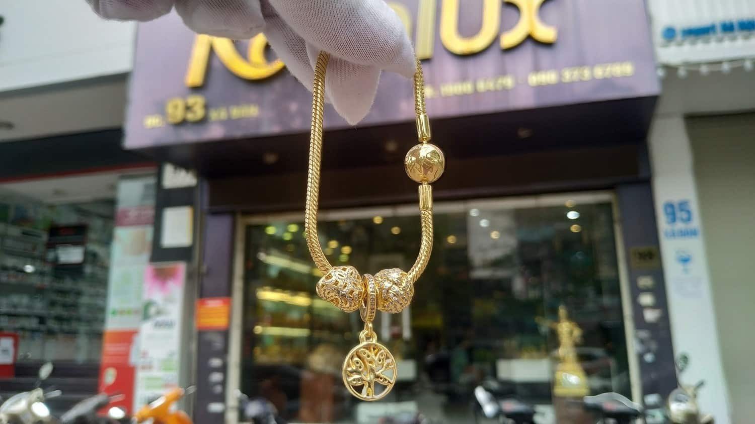 Phục hồi vẻ sáng bóng cho vòng tay Pandora bằng kỹ thuật mạ vàng cứng 18K