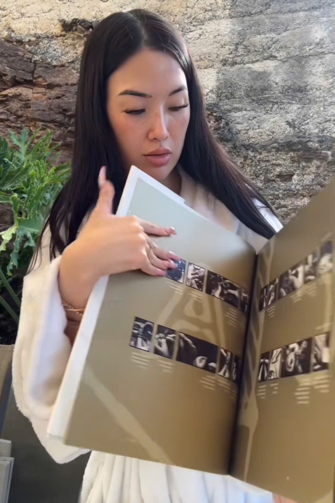 Quyển artbook giới thiệu quá trình chế tác tinh xảo của thương hiệu Van Cleef.