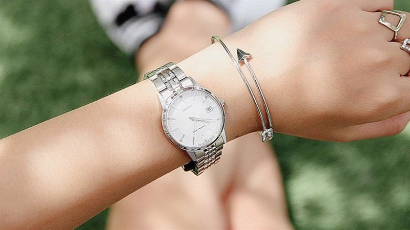 Sự cân bằng giữa đồng hồ và vòng tay là yếu tố quan trọng để tạo nên một tổng thể hài hòa, tránh gây rối mắt.