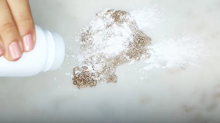 Sử dụng phấn rôm giúp nới lỏng nút thắt trên lắc tay