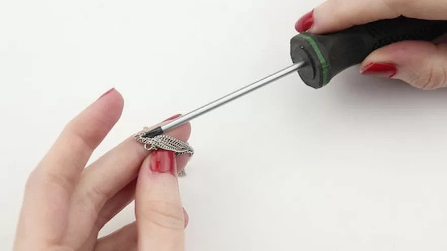 Sử dụng tua vít nhỏ để nới lỏng nút thắt cứng trên lắc tay