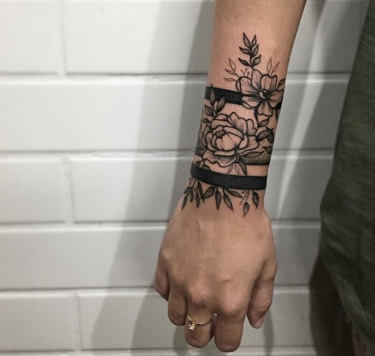 Tattoo vòng tay đẹp với hoa mẫu đơn, biểu tượng của sự sang trọng