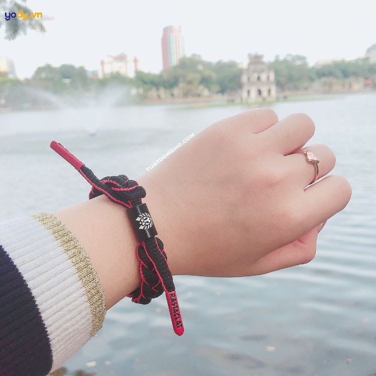 Thanh niên trượt ván năng động đeo vòng tay Rastaclat, thể hiện tinh thần tự do