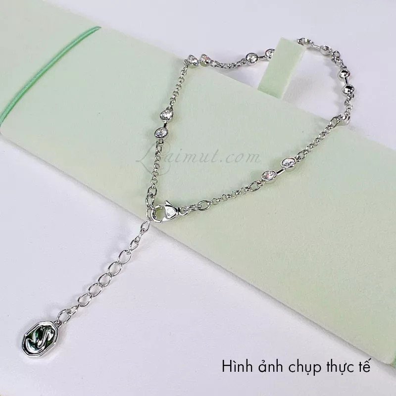 Thẻ bảo hành đi kèm một chiếc lắc tay Swarovski chính hãng