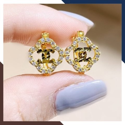 Thiết kế cỏ 4 lá đính đá trên trang sức vàng phong cách Chanel