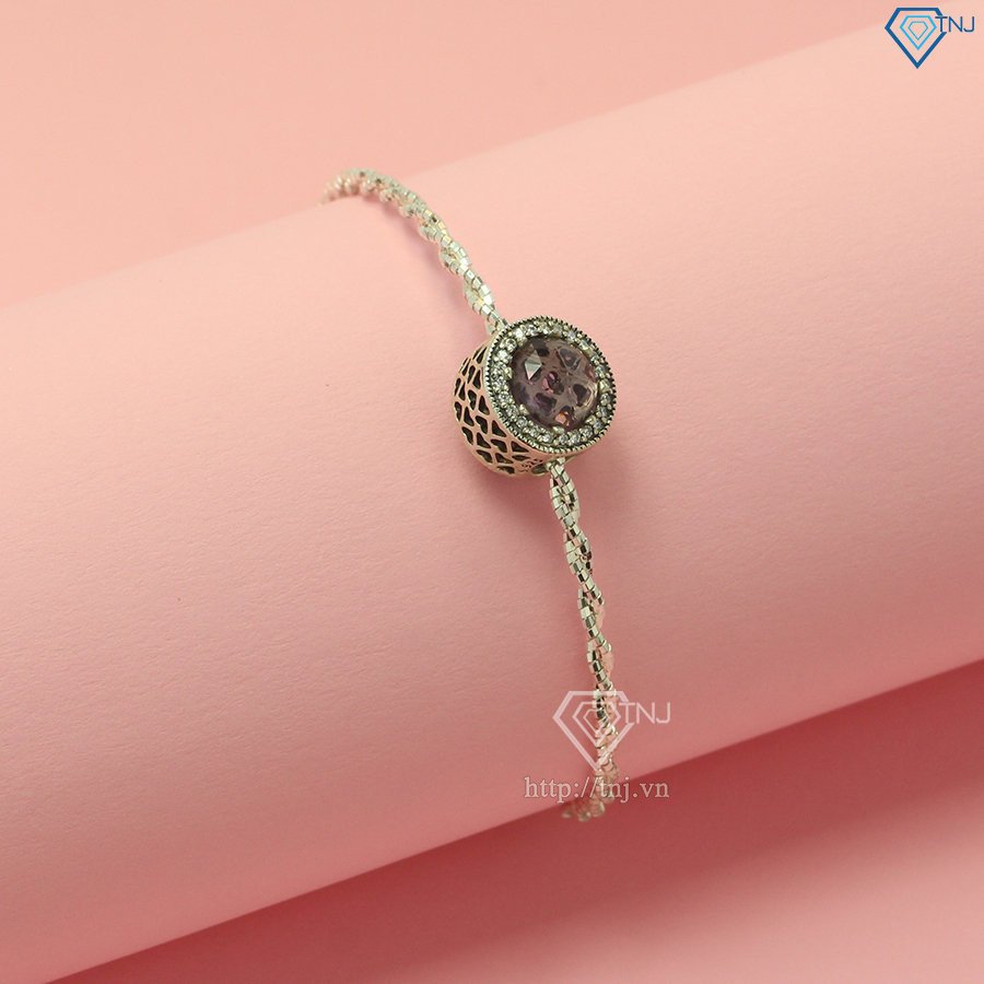 Thiết kế tinh xảo của vòng tay charm bạc với chi tiết đá tím nổi bật