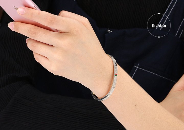 Thiết kế tinh xảo của vòng tay Gucci nữ chất liệu titan