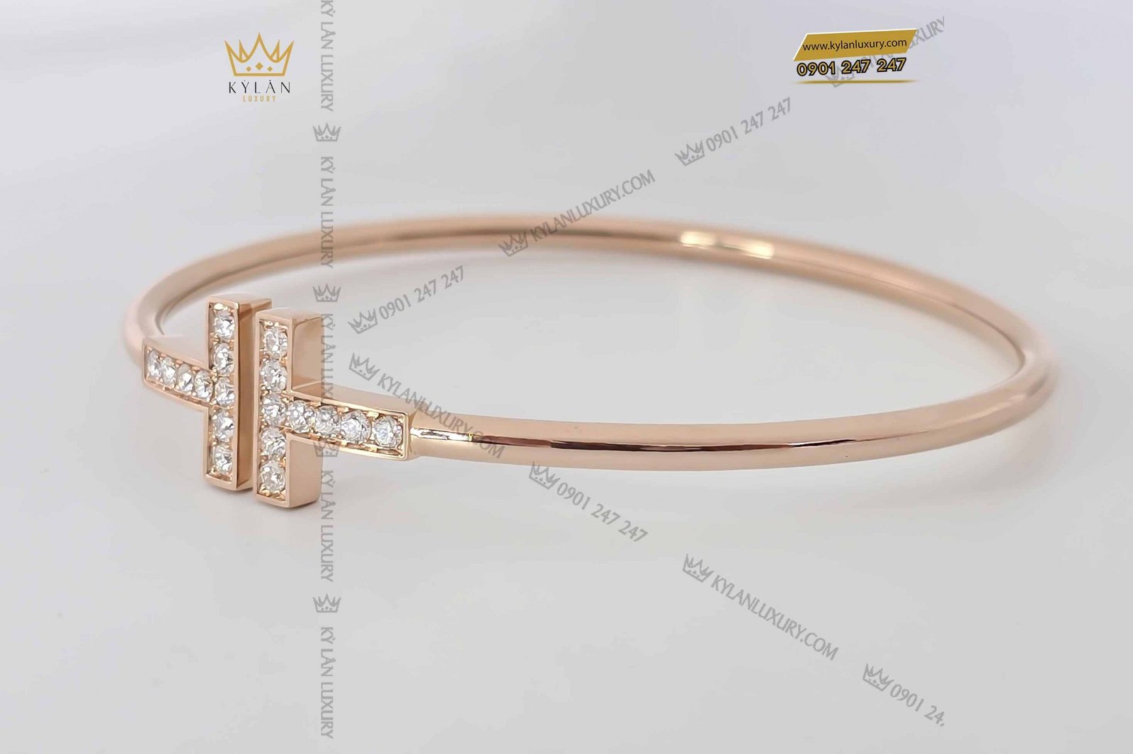 Thiết kế vòng tay chữ T tinh xảo, hiện đại, là biểu tượng của sự sang trọng và phong cách cá nhân