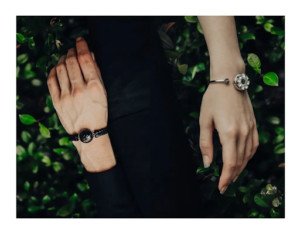 Thiết kế vòng tay đôi cảm ứng Love Letter với dây đeo Milan và chữ LOVE khắc tinh xảo