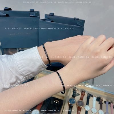 Thiết kế vòng tay DW Classic Cuff đơn giản nhưng cuốn hút, làm nổi bật chất liệu bền bỉ