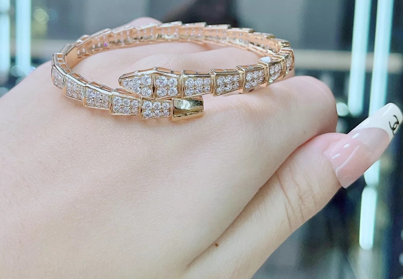 Thiết kế vòng tay hình rắn hai màu sắc tạo điểm nhấn độc đáo