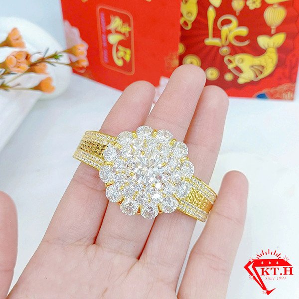 Thiết kế vòng tay vàng 610 đơn giản nhưng tinh tế, biểu tượng cho vòng tay cỏ ba lá vàng