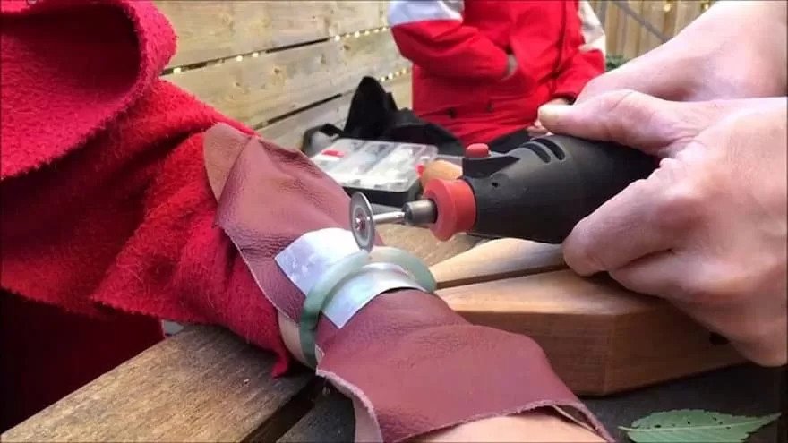 Thợ kim hoàn đang cắt vòng tay vàng để giải thoát khỏi cổ tay an toàn