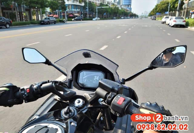 Thợ sửa xe đang kiểm tra hệ thống lái xe máy bị lắc