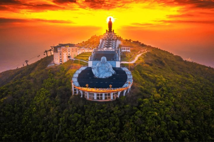 Toàn cảnh tượng Phật Di Lặc Tây Ninh nhìn từ trên cao, toát lên vẻ trang nghiêm hùng vĩ