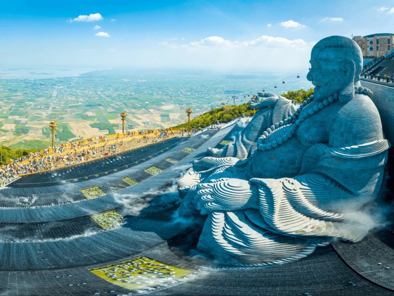 Tôn tượng Di Lặc núi Bà Đen ngồi trên thác nước và hướng mắt về phía mặt trời mọc