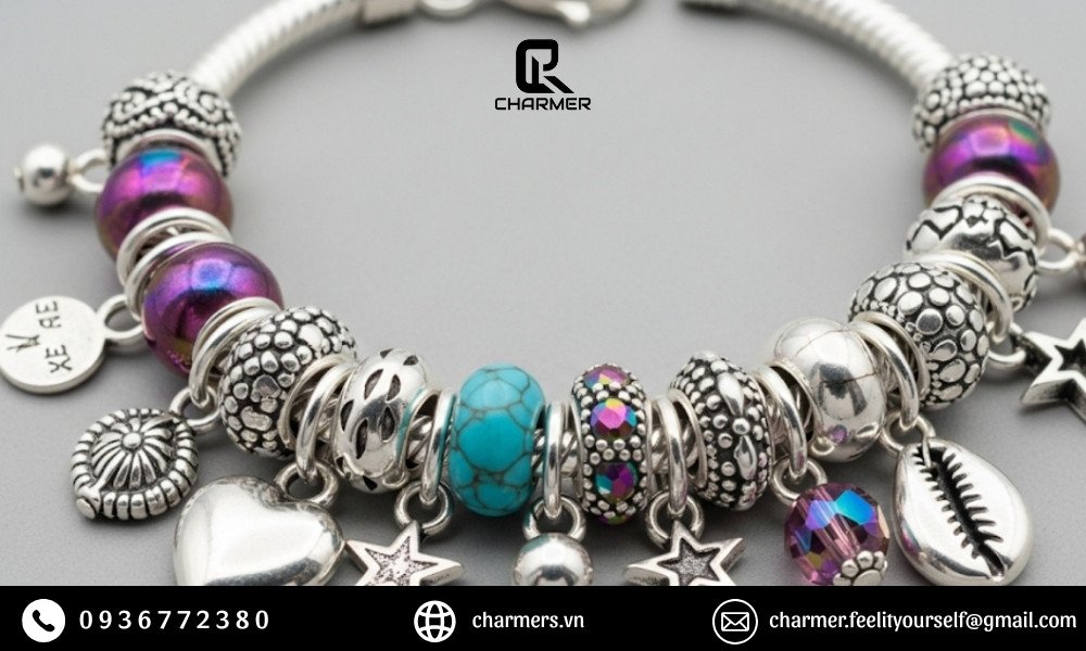Trang trí vòng tay bằng chỉ khâu với các hạt charm và phụ kiện lấp lánh