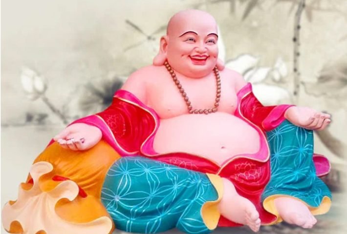 Tượng Phật Di Lặc với nụ cười hoan hỉ và bụng lớn, biểu tượng của hạnh phúc, sự đủ đầy và lòng từ bi bao la, được tôn thờ rộng rãi trong Phật giáo.