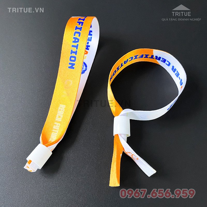 ứng dụng vòng tay vải in logo trong việc quản lý và quảng bá sự kiện âm nhạc