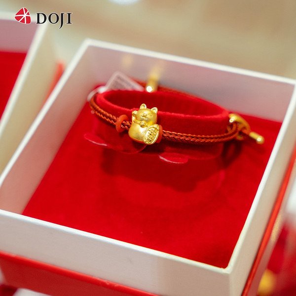 Vàng 24K được dùng để chế tác vòng tay vàng, một chất liệu cao cấp với sắc vàng rực rỡ, bền bỉ theo thời gian đeo.