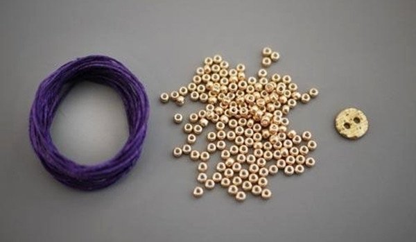 Vật liệu chuẩn bị cho cách thắt vòng tay tết rít phối hạt, bao gồm dây cói, dây vải và hạt cườm.
