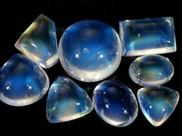 Vật phẩm phong thủy đá mặt trăng, ảnh hưởng đến giá vòng tay đá mặt trăng moonstone