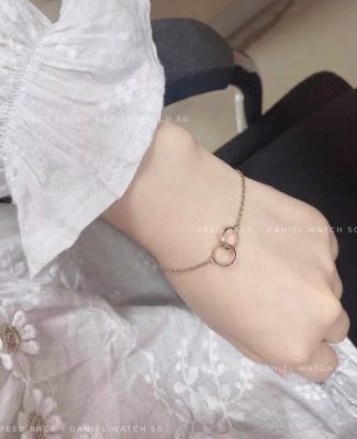 Vẻ đẹp sang trọng của vòng tay chính hãng khi đeo trên cổ tay