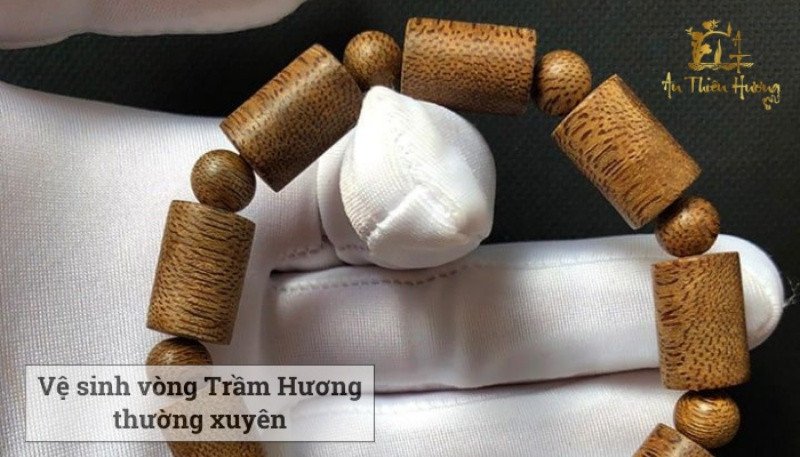 Vệ sinh vòng tay trầm hương thường xuyên bằng vải mềm