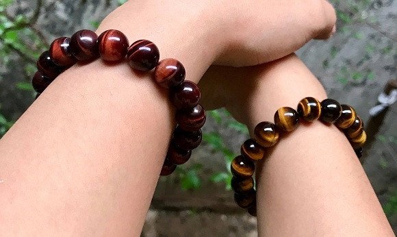 Việc đeo vòng cho cả 2 tay cùng lúc là không nên, như “chiếc còng” mang đến nhiều đen đủi