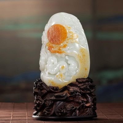 Viên ngọc Hòa Điền trắng ngà, tượng trưng cho vẻ đẹp cổ điển và giá trị phong thủy