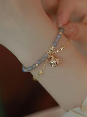 Vòng charm cá nhân hóa với các hạt biểu tượng, thể hiện phong cách độc đáo của người đeo
