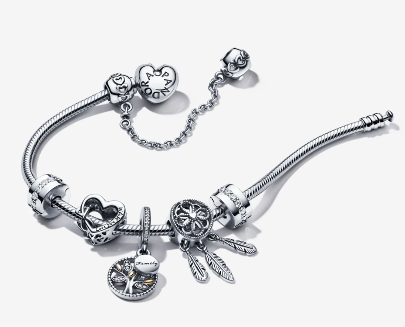Vòng Charm Pandora với các charm được kết nối chặt chẽ
