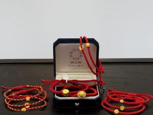 Vòng chỉ đỏ đeo trên cổ tay, thể hiện ý nghĩa tâm linh và phong thủy