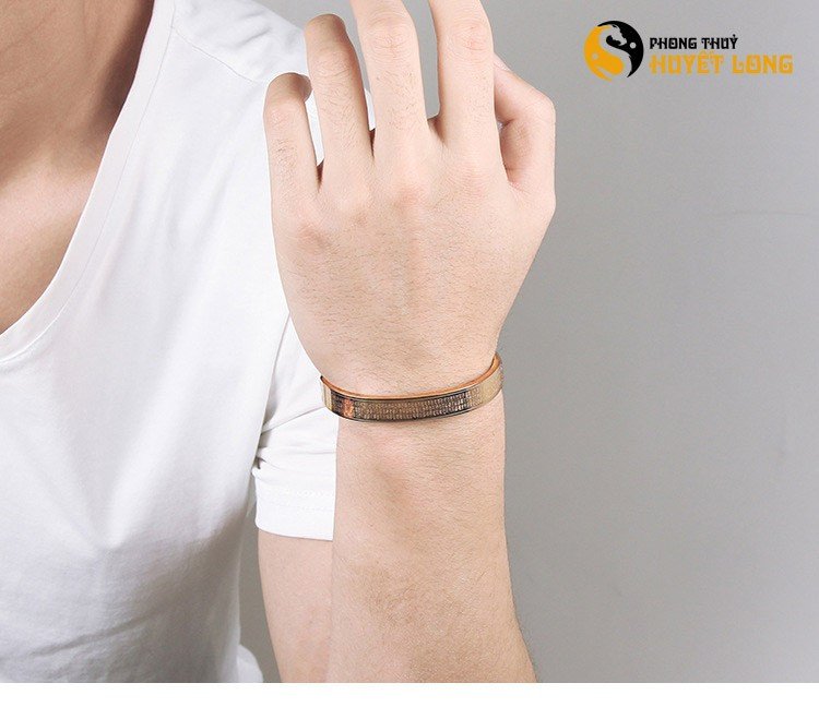Vòng chú Đại Bi được đeo trên tay