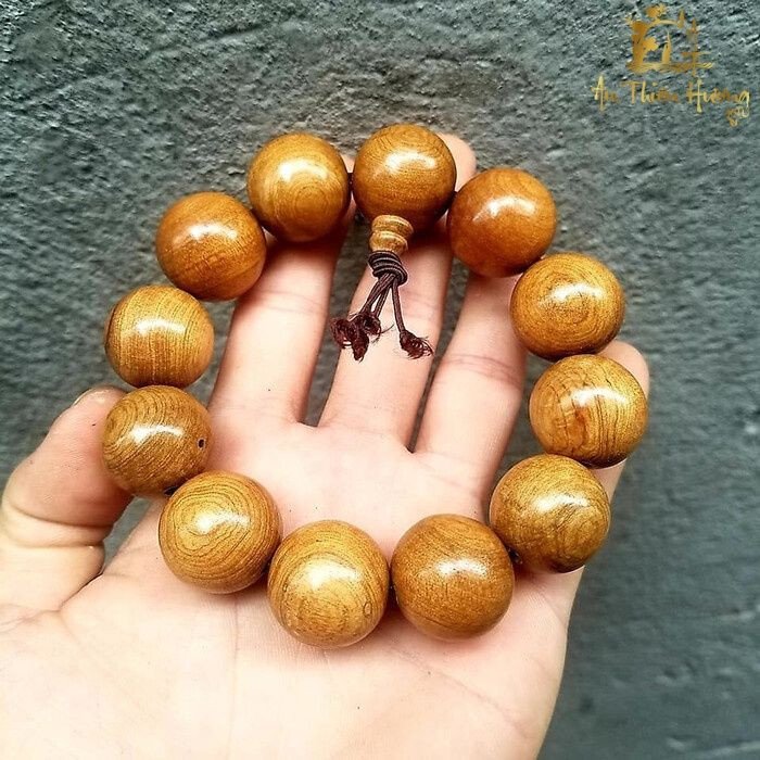 Vòng gỗ bách xanh giúp nữ mệnh Mộc thu hút may mắn