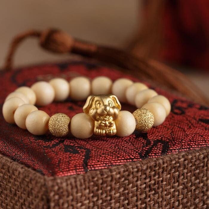 Vòng gỗ dâu tằm với charm vàng hình thú cưng đáng yêu