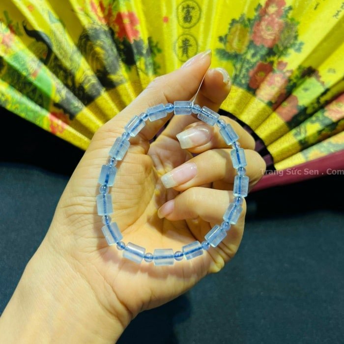 Vòng lu thống đá Aquamarine mang ý nghĩa chiêu tài