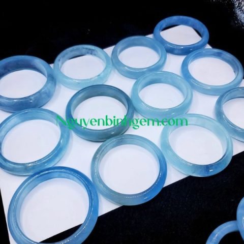 Vòng tay aquamarine nguyên khối với viên đá xanh biếc tinh khiết