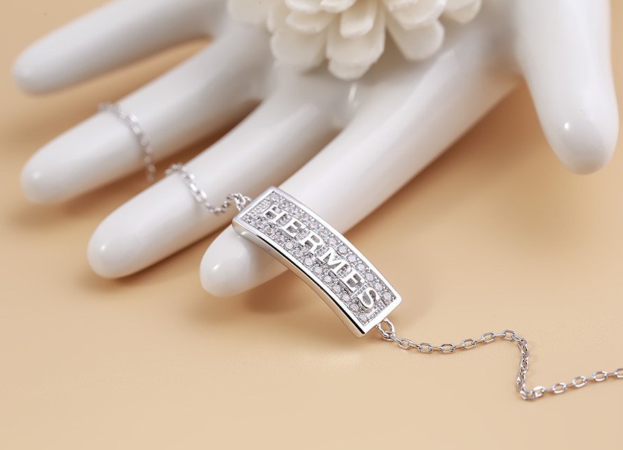 Vòng tay bạc Hermes trên cổ tay người đeo tôn lên vẻ nữ tính