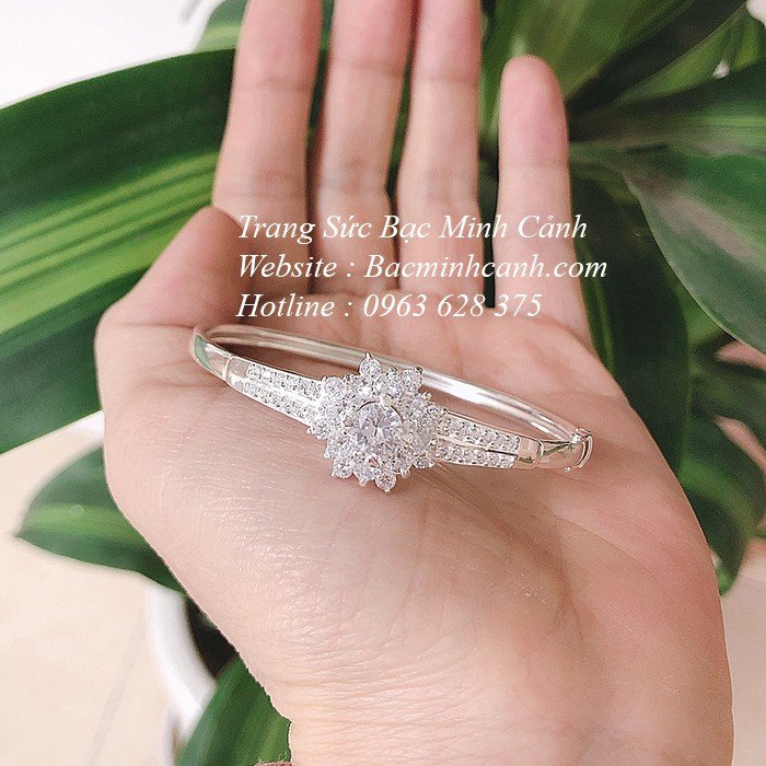 Vòng tay bạc hoa sen gắn đá lấp lánh