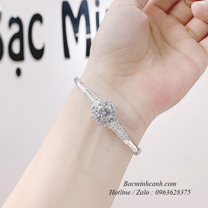 Vòng tay bạc hoa sen trên cổ tay duyên dáng