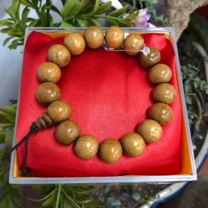 Vòng tay bách xanh chìm với những hạt gỗ tự nhiên, vân gỗ đẹp mắt