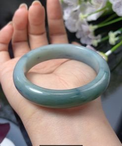 Vòng tay bằng ngọc cẩm thạch màu xanh lá cây đậm với bề mặt bóng mượt