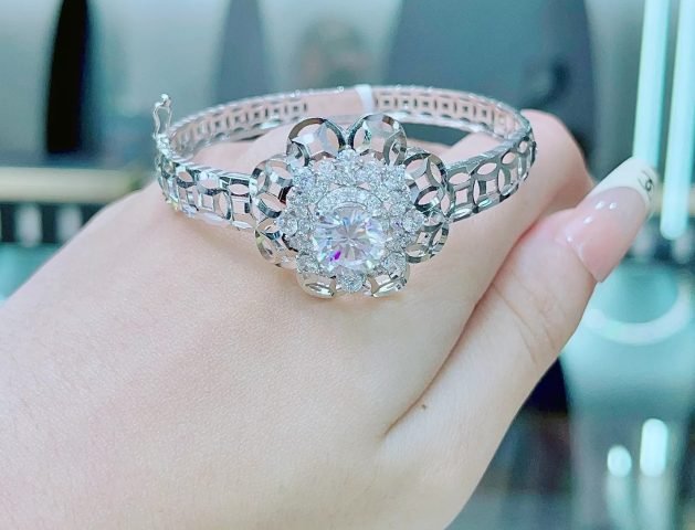vòng tay bông hoa vàng trắng 750 đính đá tròn kim tiền tinh xảo