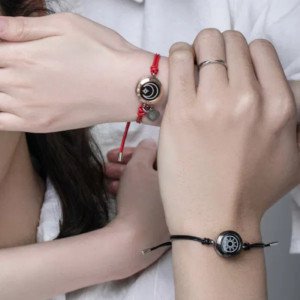 Vòng tay cảm ứng cho cặp đôi với tính năng rung thông báo
