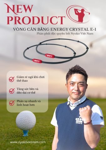 Vòng tay cân bằng năng lượng E-1 màu đen đeo trên cổ tay người dùng, thể hiện sự thoải mái và phong cách