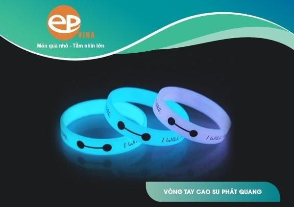 Vòng tay cao su thể thao dạ quang, an toàn khi hoạt động ban đêm.