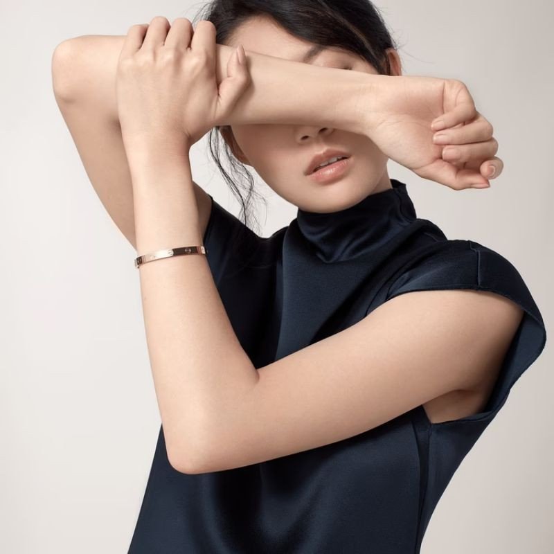 Vòng tay Cartier 18K vàng kim giá trị biểu trưng cho sang trọng