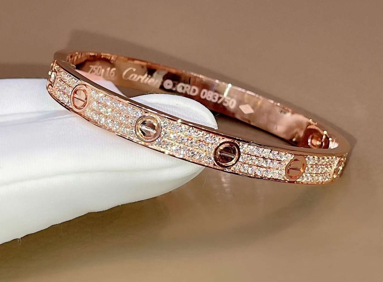Vòng tay Cartier chế tác từ vàng khối và kim cương cao cấp
