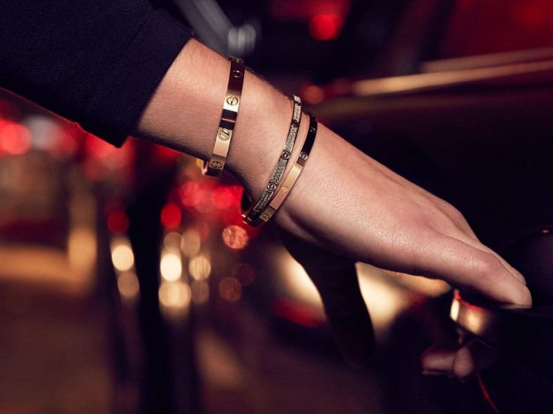 Vòng tay Cartier Love 18K vàng hồng với thiết kế tinh tế